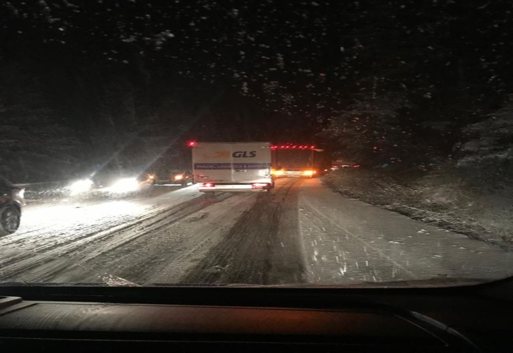 Avertizare de polei la Iași. Aseară a nins în oraș