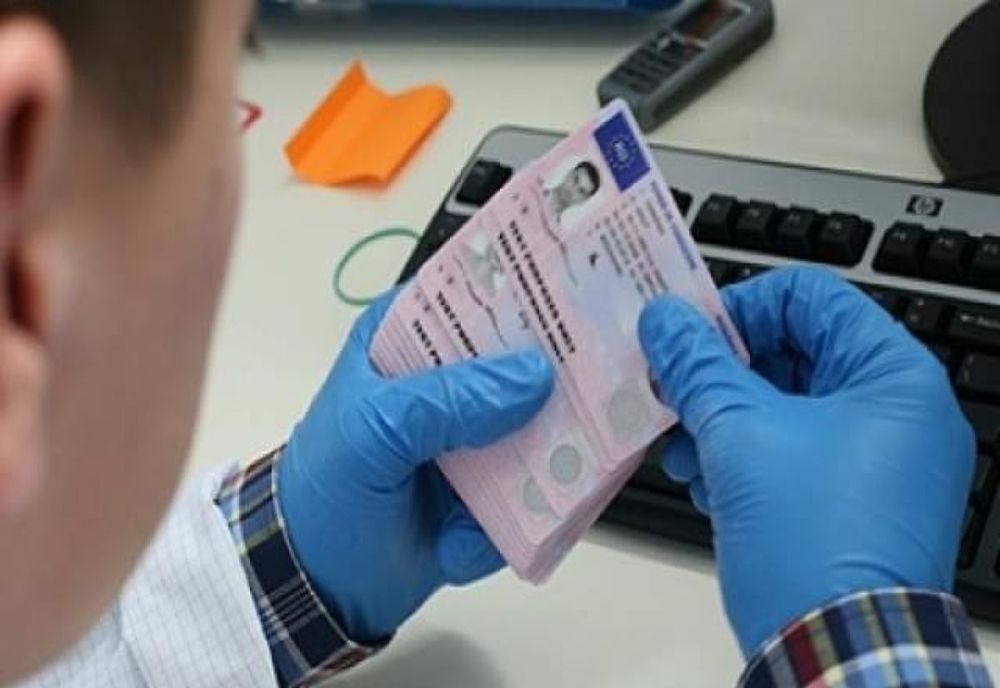 Când l-au oprit polițiștii a dat un permis fals. Acum e cercetat pentru mai multe infracțiuni