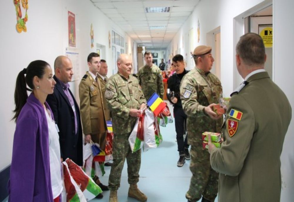Cadouri pentru copiii internați la Spitalul „Sf. Maria“ Iași din partea militarilor - FOTO