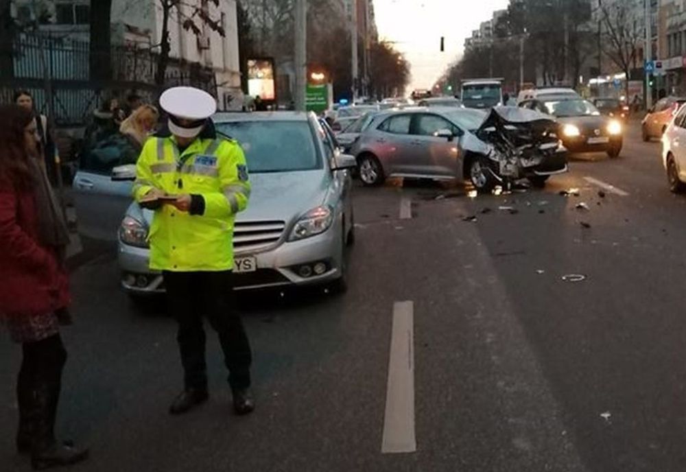 Accident în centrul Iașului. Au fost implicate două autoturisme