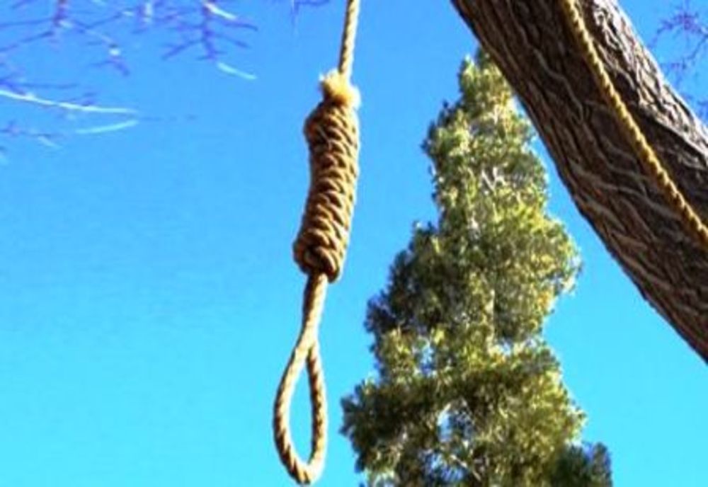 Terifiant! Un ieșean de 80 de ani a ieșit să îngrijească animalele în curte. După două ore a fost găsit spânzurat