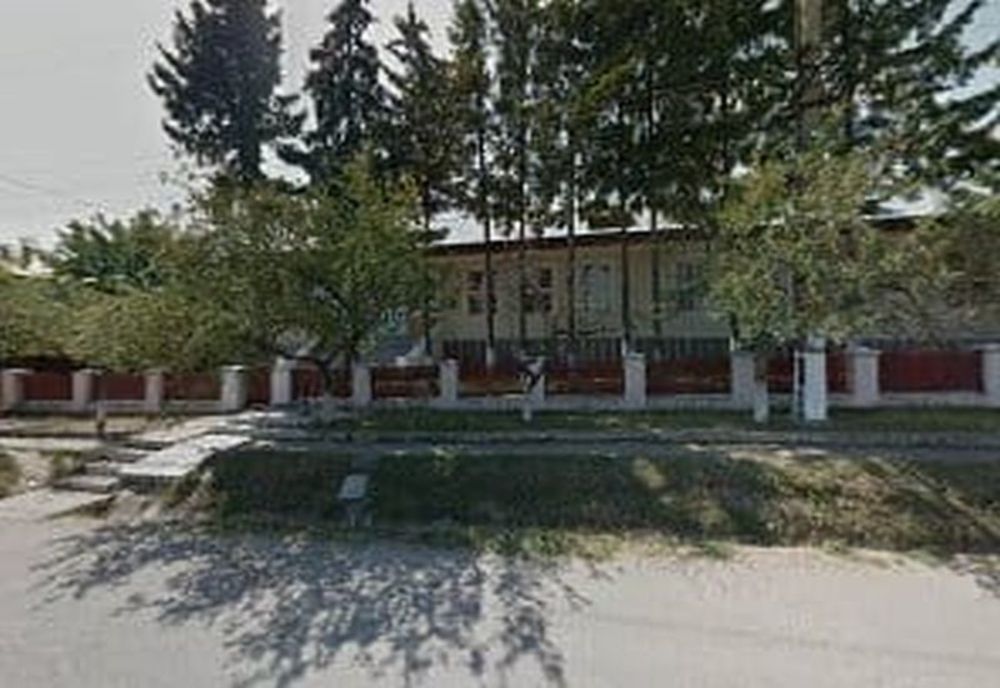 Caz incredibil la Iași! A intrat val vârtej în școală. Ce a urmat întrece orice limită