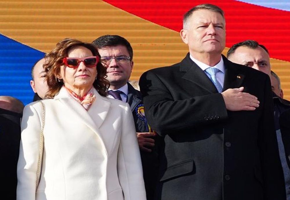 Carmen Iohannis a făcut senzație la Iași: A jucat Hora Unirii cu ochelari roz!