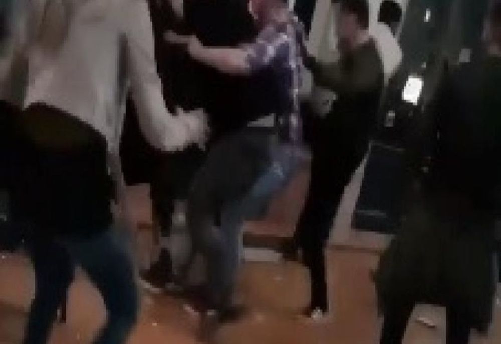 Bătaie ca în filme într-un club din Tudor Vladimirescu. Patru tineri au ajuns la Urgențe