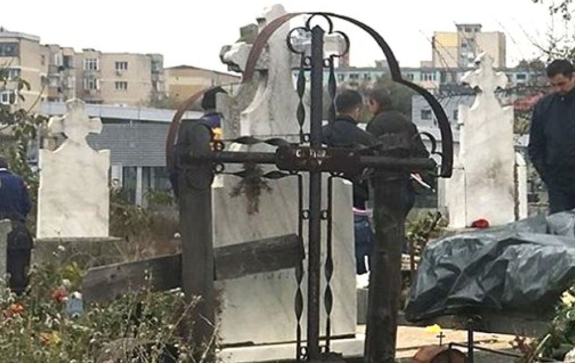 Caz incredibil! Hoții au dezgropat sicriul unui tânăr de 18 ani. N-ai să crezi ce au furat