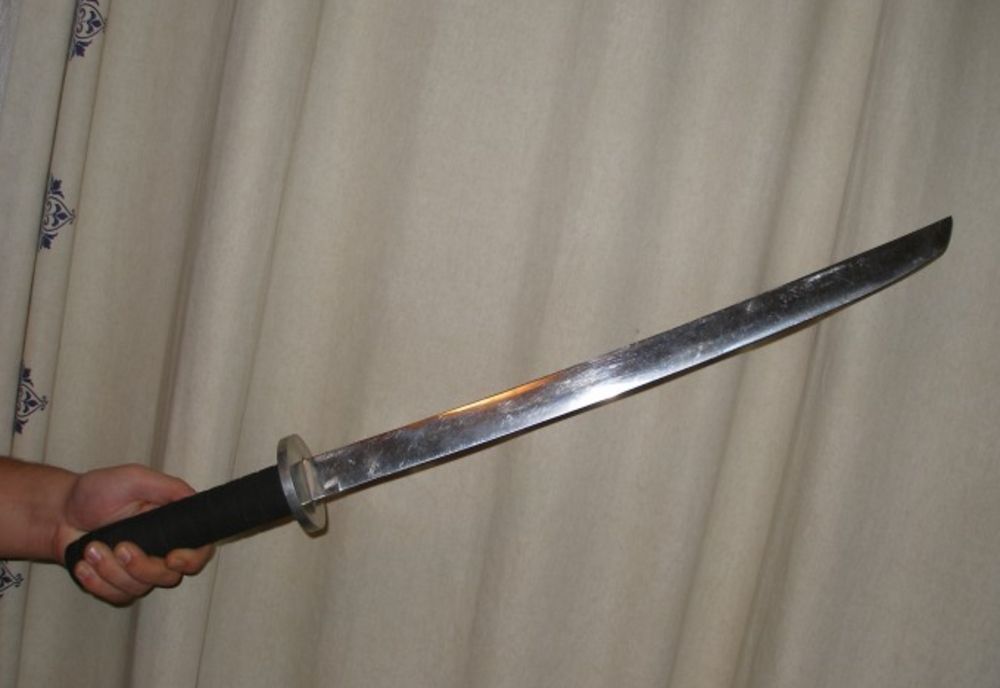 Scene incredibile la Iași! A intrat cu sabia în casa fostei iubite și a concubinului acesteia. Acum trebuie să dea socoteală pentru că ar fi încercat să-i omoare