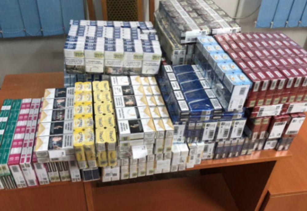 Urmărire cu focuri de armă, ca în filme: Pentru a scăpa de polițiști, a aruncat la o stână țigări de peste 63.000 lei!