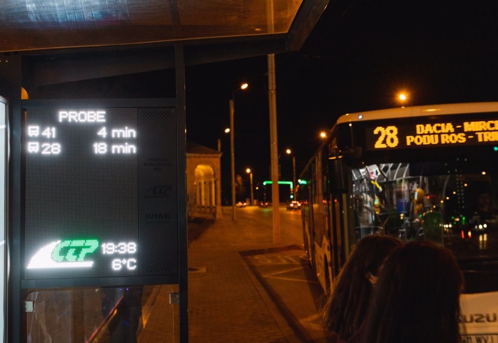 Platformă care afișează timpii de sosire a mijloacelor de transport în staţie, la Iași - FOTO
