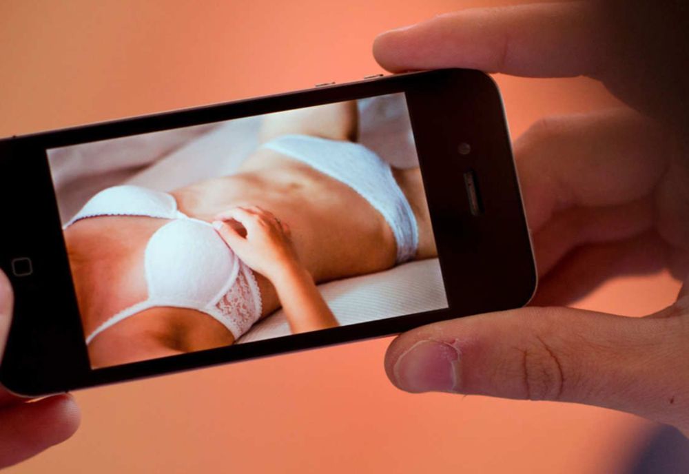 Incalificabil! A șantajat sexual o fată, dar a scăpat de arest!