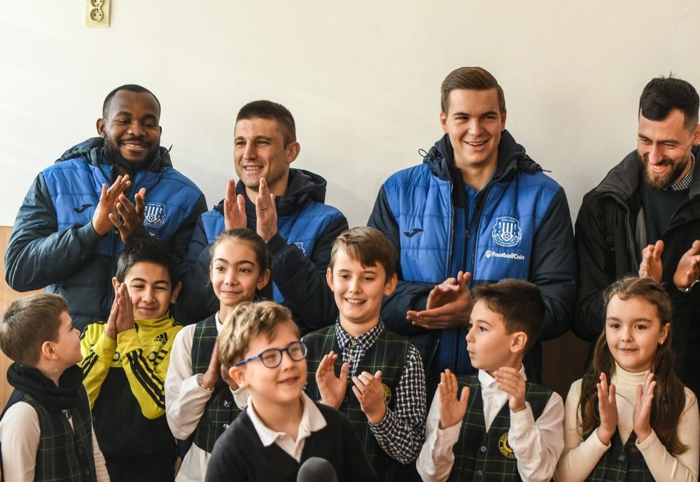 Jucătorii de la Politehnica Iași, la o școală din Iași: Mingi și invitații la meci - FOTO