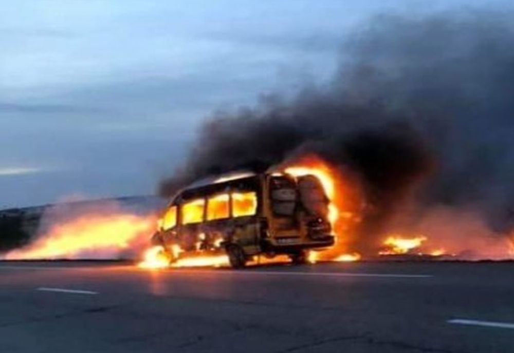 La un pas de tragedie! Un microbuz de călători a ars complet la Leţcani. Erau 10 persoane la bord
