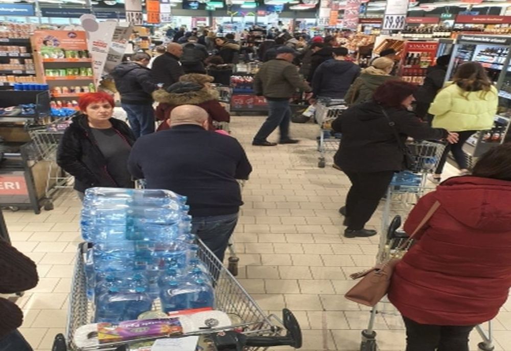 Isterie la Iași după ce au fost confirmate mai multe cazuri de coronavirus! Magazinele, luate cu asalt - FOTO