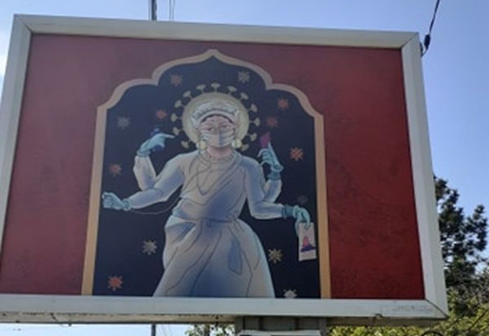 Afișele care au trezit uimirea ieșenilor: Sfinți cu mască sau doctori sfinți?