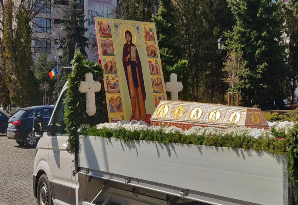 În plină pandemie de coronavirus: Racla cu moaştele Cuvioasei Parascheva a fost purtată în procesiune în județele Iași, Neamț și Botoșani!