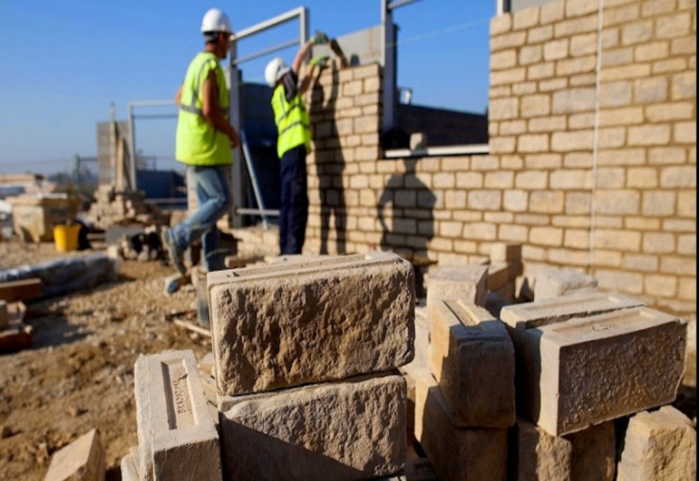 Au declarat că angajații sunt în șomaj tehnic, dar îi foloseau la muncă! Acum au amenzi de plătit