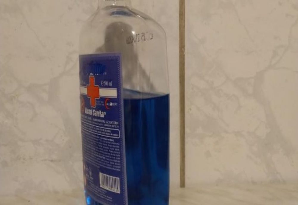 Cazul spirtului contrafăcut: Bărbații dezgropaţi la Plugari au decedat din cauza intoxicației cu metil