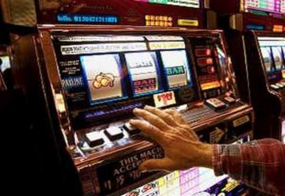 Ieșean, prins cu bani falși la „păcănele“!