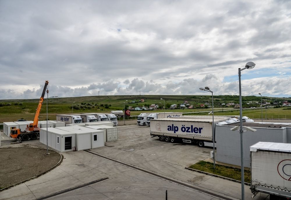 Primele module, componente ale spitalului mobil, au fost descărcate - FOTO