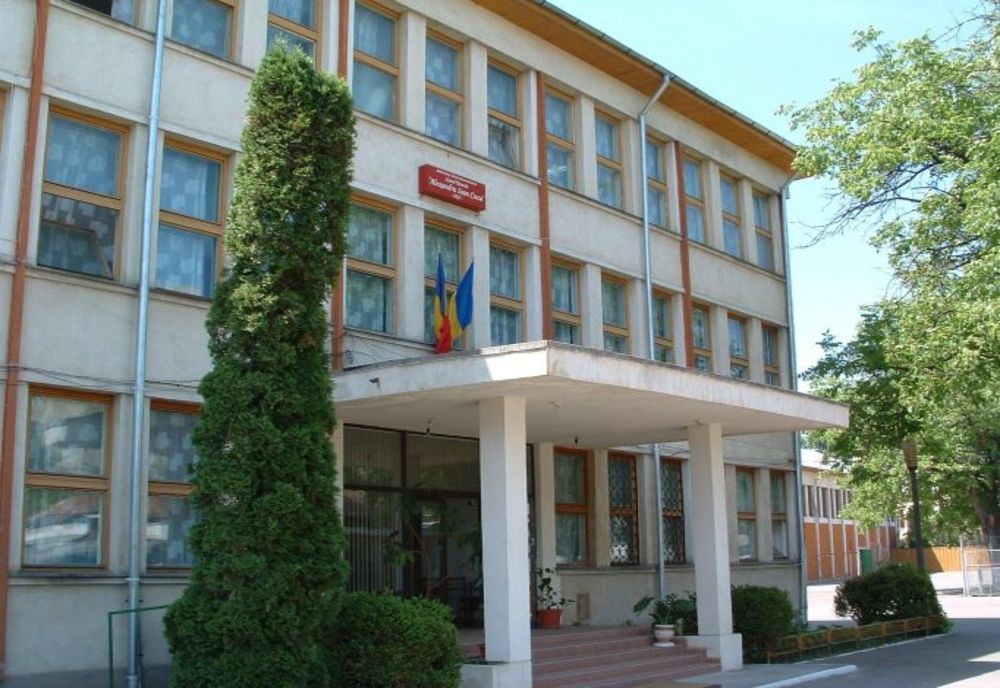 Situația devină critică! Încă două persoane infectate cu COVID-19 în școlile ieșene!