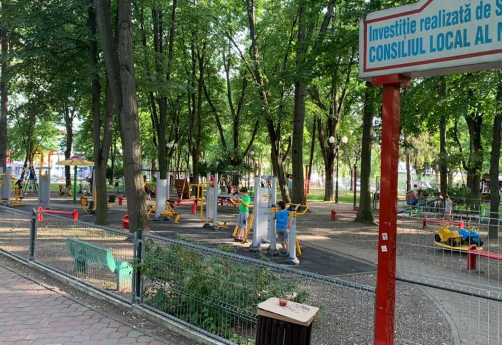Locurile de joacă sunt închise, doar teoretic! În Copou, ieri a fost înghesuială în parc