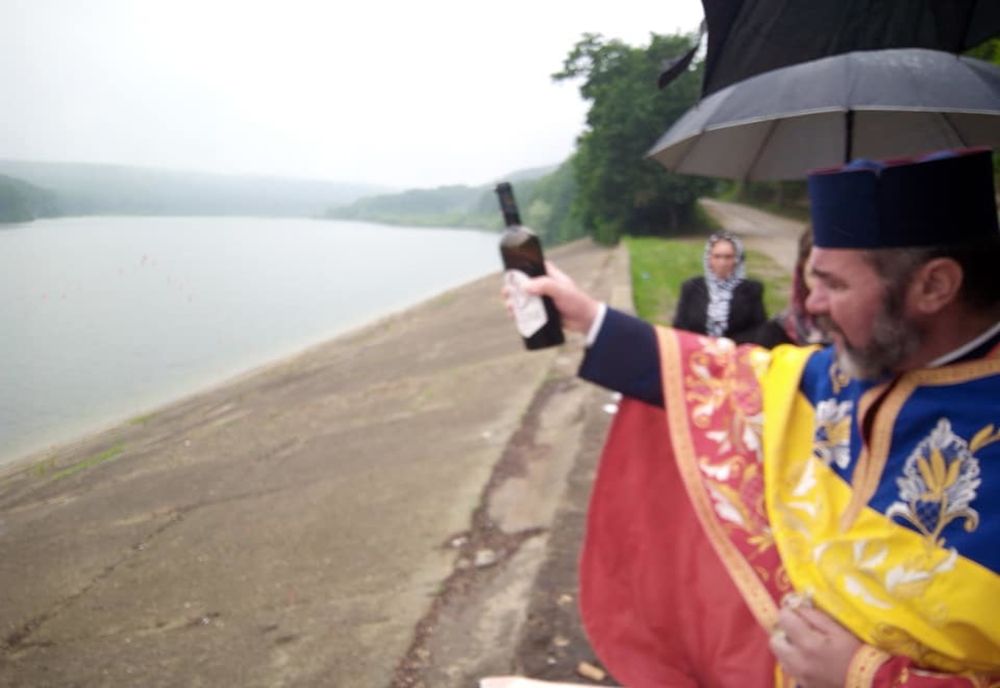 Slujbă de pomenire pentru cele trei fete care au murit înecate în lacul Pârcovaci