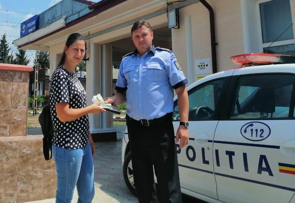 Portofel cu bani, găsit de polițiști în tren și restituit proprietarului