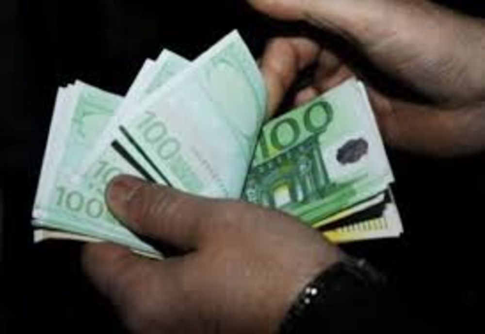  A înșelat mai multe persoane spunând că îi poate ajuta să-și recupereze permisul de conducere, să promoveze proba practică a examenului auto sau să obțină licențe de TAXI