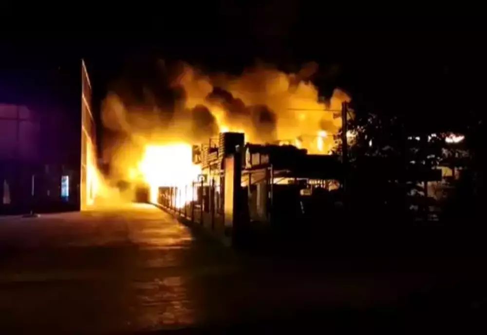 Incendiu la un depozit comercial din Iași. Un bloc de locuințe a fost evacuat. Autoritățile au emis o avertizare prin Ro Alert