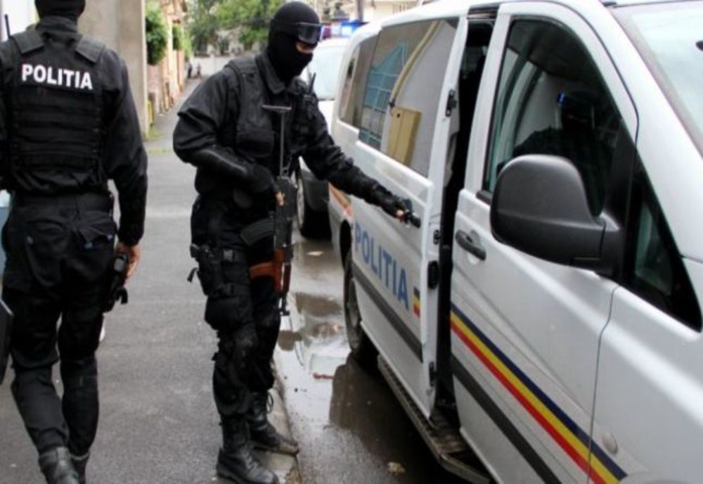 Doi reținuți, printre care și un minor, care racolau adolescente prin METODA LOVERBOY și le puneau să se prostitueze!