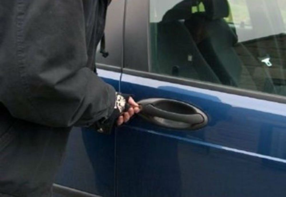 Deși nu are permis, a furat o mașină cu care a provocat un accident