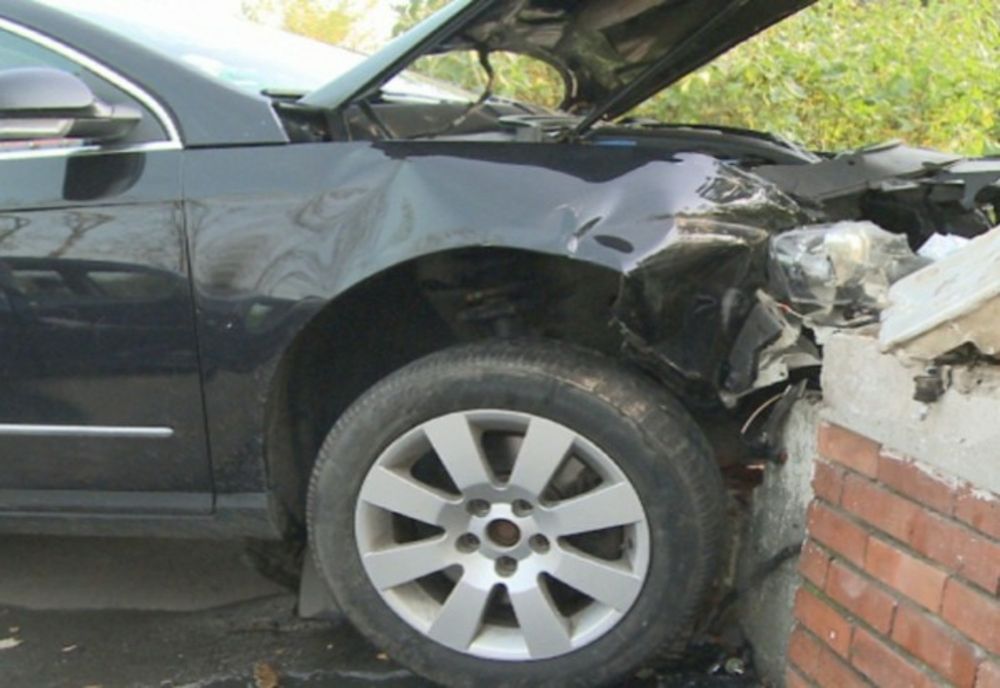 S-a urcat băut la volan și s-a oprit într-un podeț. Acum are dosar penal și el și proprietarul mașinii