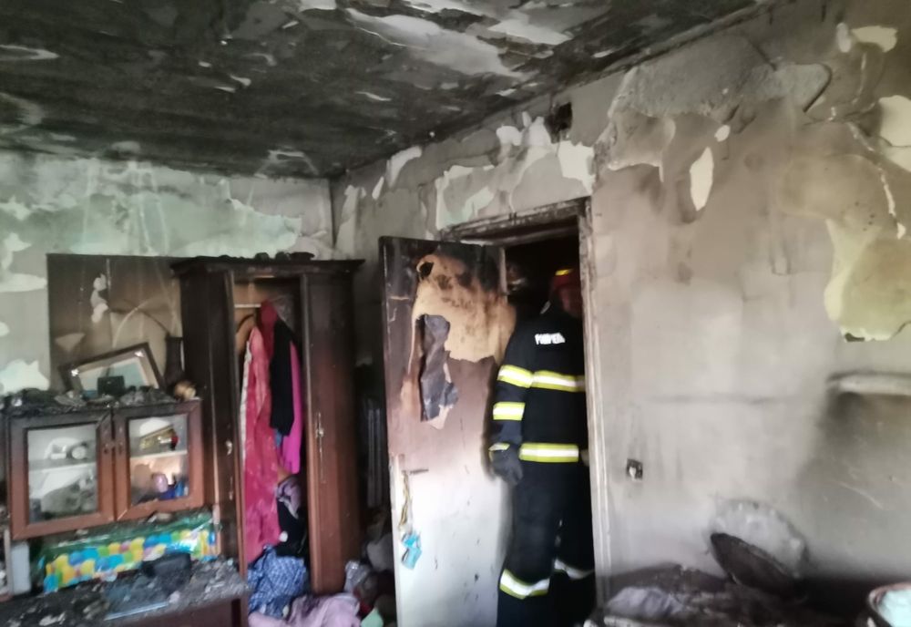 Apartament cuprins de flăcări în Iași 