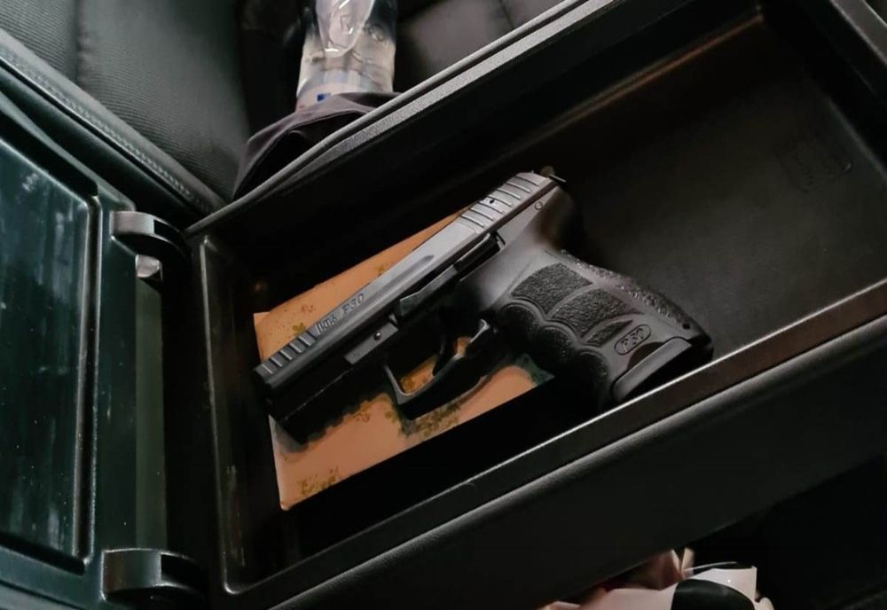 Pistol cu gaze ascuns în cotiera unui autoturism, descoperit în Vama Sculeni