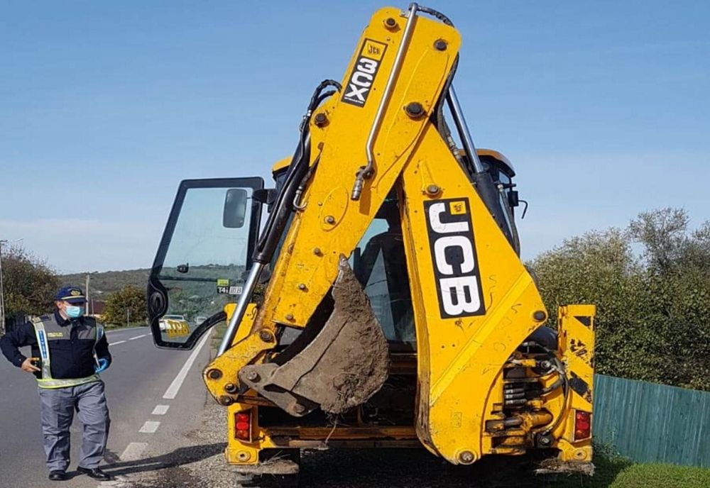 La volanul unui buldoexcavator deși nu avea permis. Acum ”șoferul” și proprietarul utilajului au dosare penale