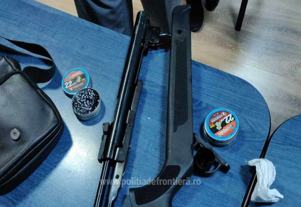 Au încercat să intre în țară cu două arme neletale