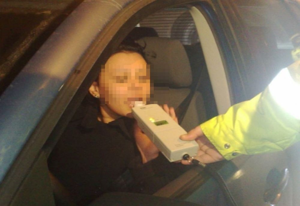 Femeie fără permis, prinsă RUPTĂ de beată la volan, în Târgu Frumos! 