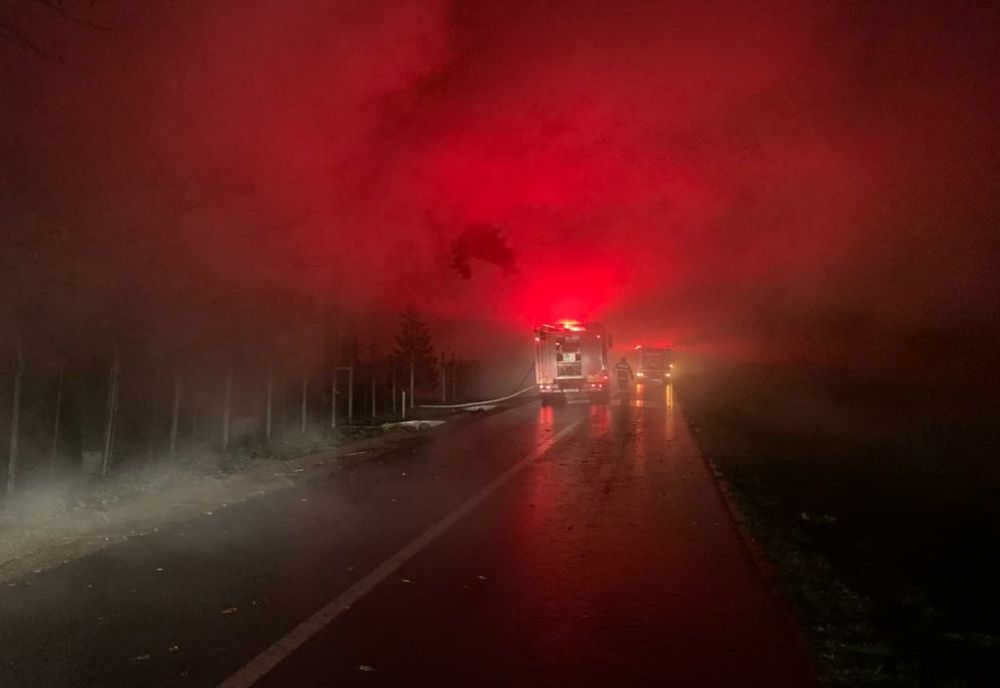 Cabană facută scrum în comuna Ciurea. Cinci ore de luptă cu flăcările pentru pompierii militari (FOTO)