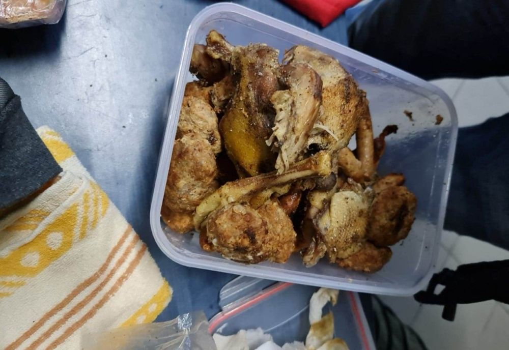 Carte de identitate falsă, ascunsă printre bucăți de pui prăjit