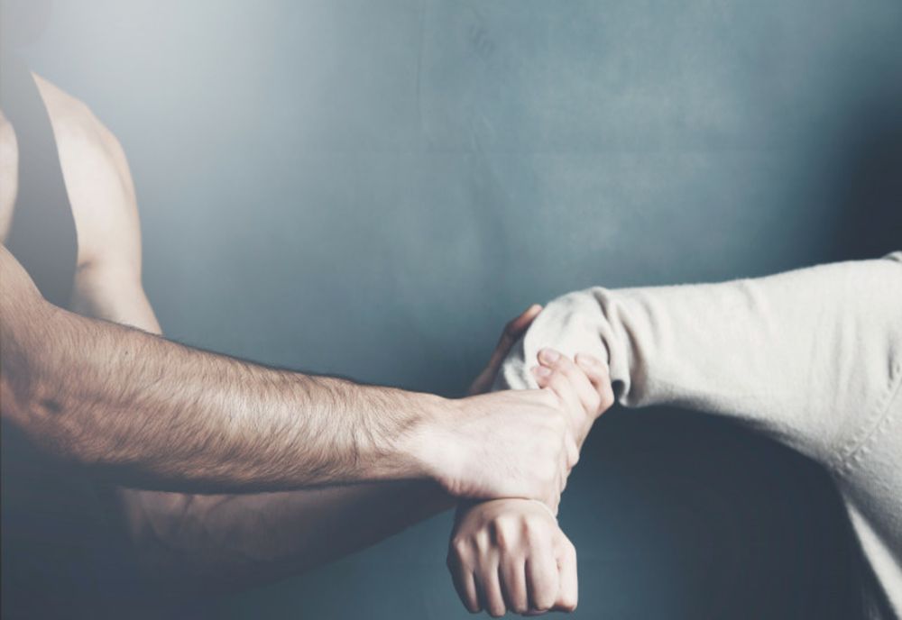 Patru bărbați băuiți de comiterea infracțiunilor de lipsire de libertate și viol și-au petrecut noaptea în arest 