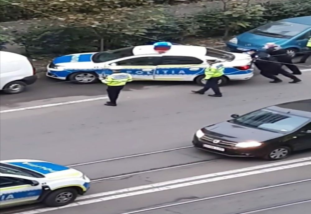 Tamponare între un autoturism și o mașină de poliție (FOTO)