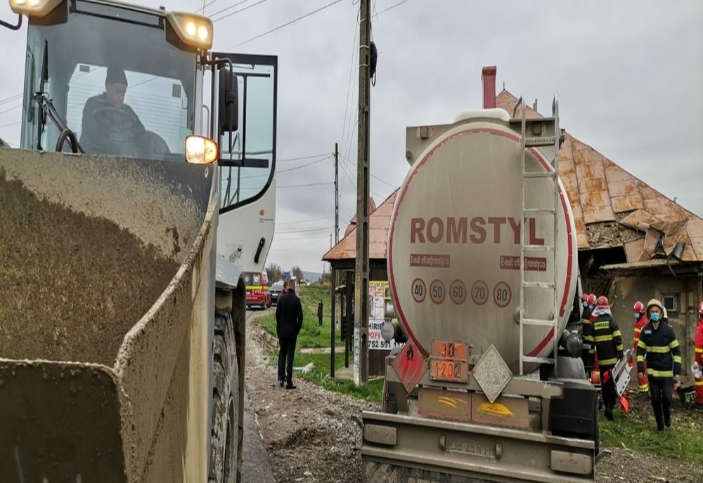 O cisternă  a intrat într-o casă. Șoferul, încarcerat (FOTO)