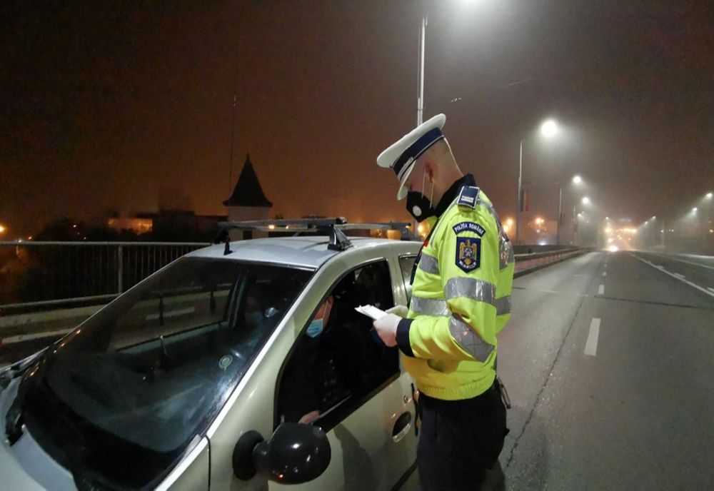 Carantina parțială aduce amenzi celor care circulă noaptea. Poliţiştii au ieşit pe străzi să le reamintească şoferilor noile reguli