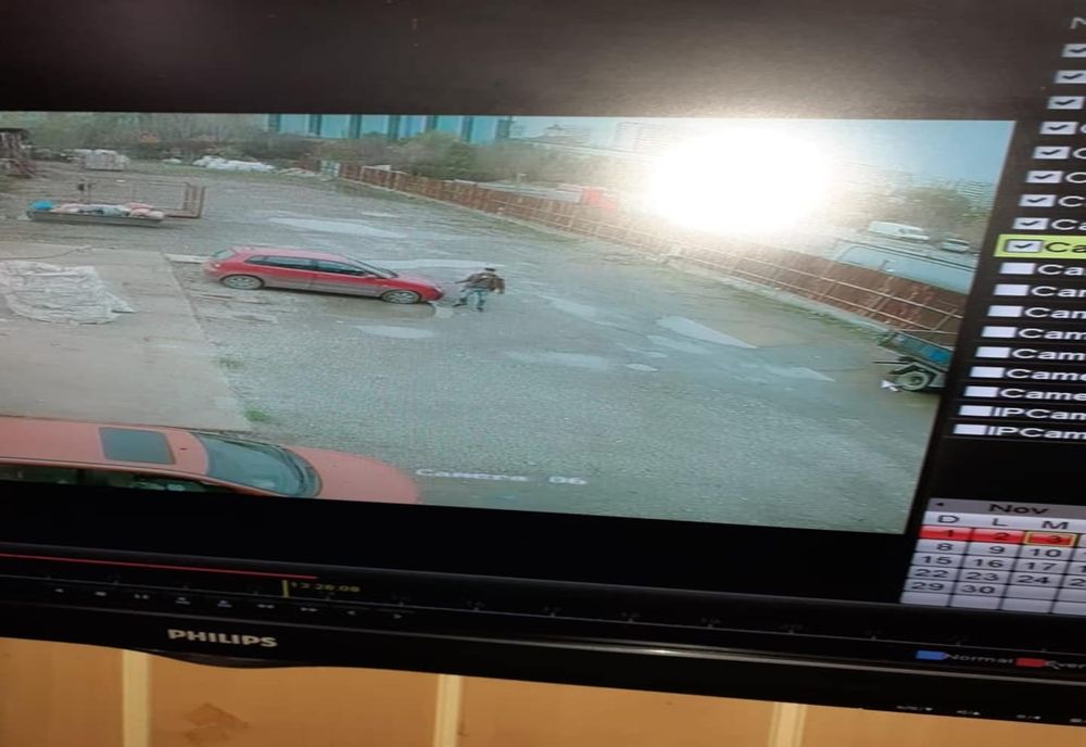 Înarmat cu un ciocan și un cuțit i-a distrus mașina fostei iubite