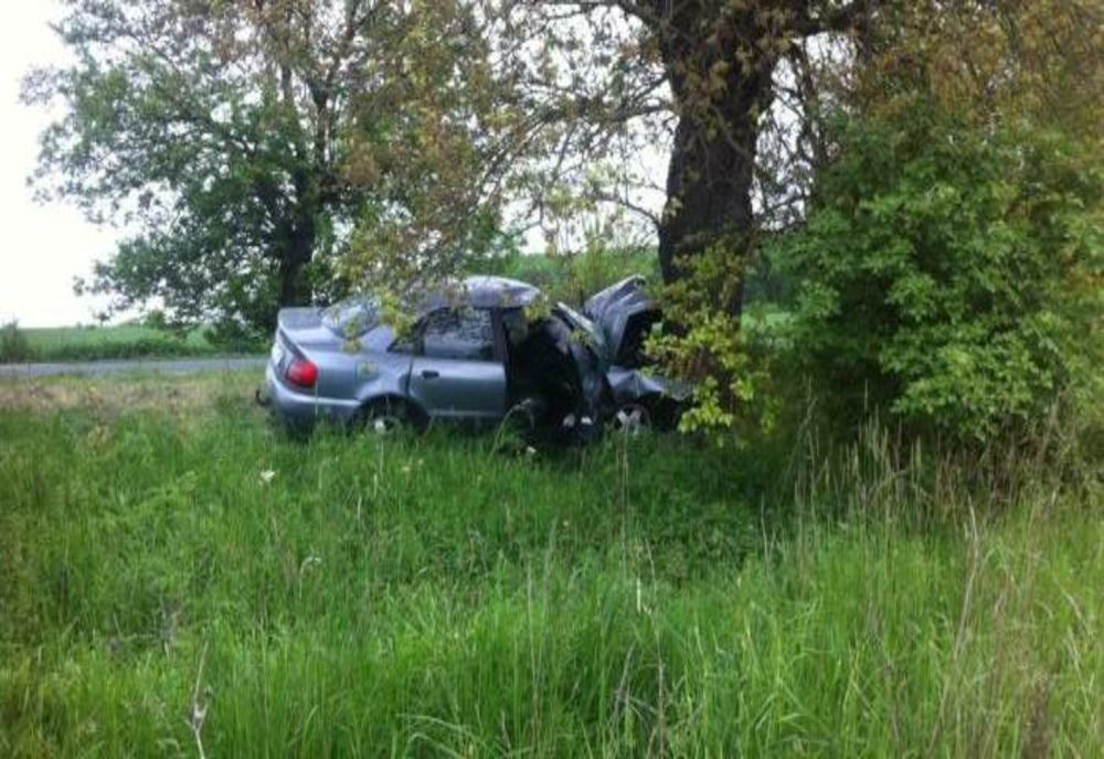 Mort de beat a pierdut controlul asupra volanului și s-a oprit într-un copac