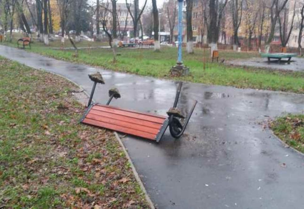 Bărbat, identificat de polițiști după ce a distrus două bănci din Pașcani