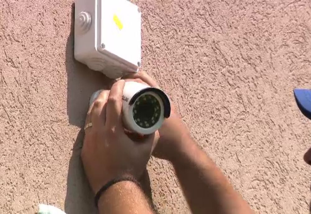 Hoții au dat iama prin gospodăriile din Târgu Frumos! Au furat până și camera de supraveghere!