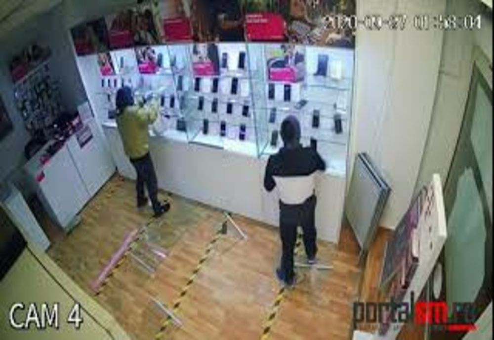 Au furat 25 de telefoane mobile dintr-un magazin din Iași