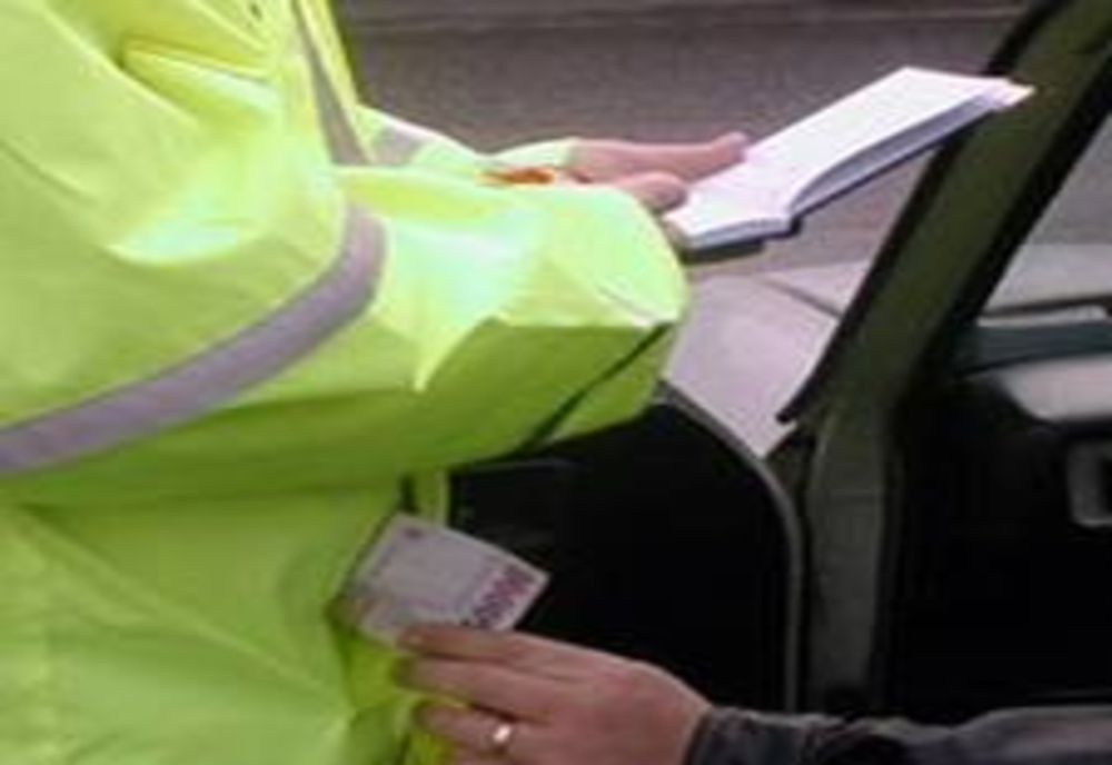 Trimis în judecată după ce a încercat să mituiască un polițist
