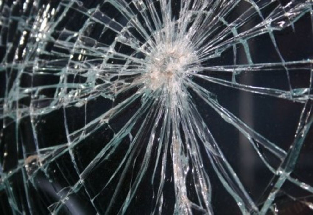 A spart geamul unui tren cu o piatră și a lovit o femeie
