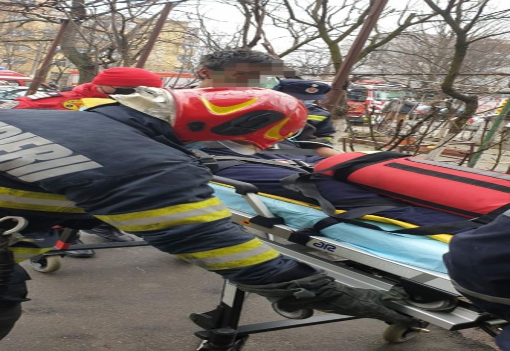 Incendiu pus la un apartament din Iași. Un bărbat, intoxicat cu fum 